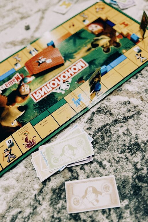 Pomysły na rodzinny wieczór gier w domu – zabawa dla każdego